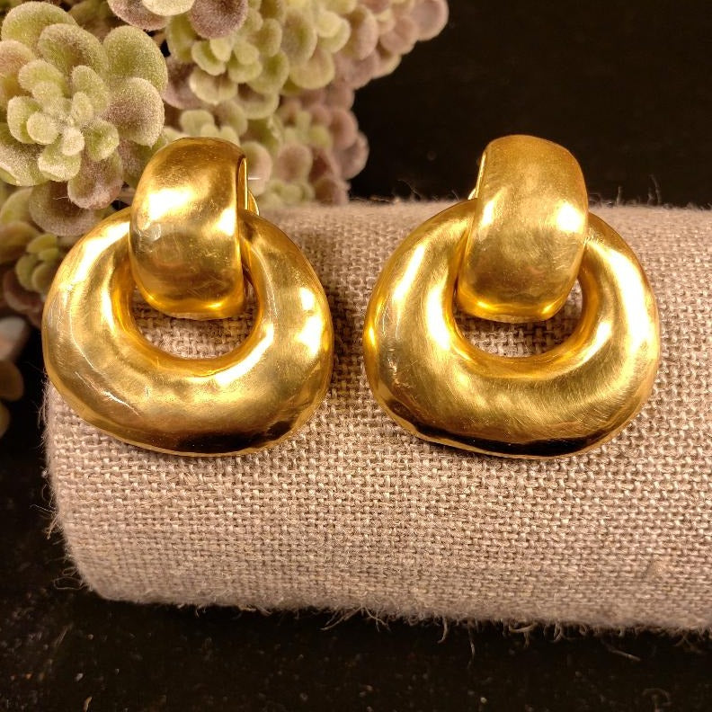 Avalon Doorknocker Earring Gold
