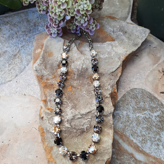 Must-Have Everyday Necklace "Black Orchid"