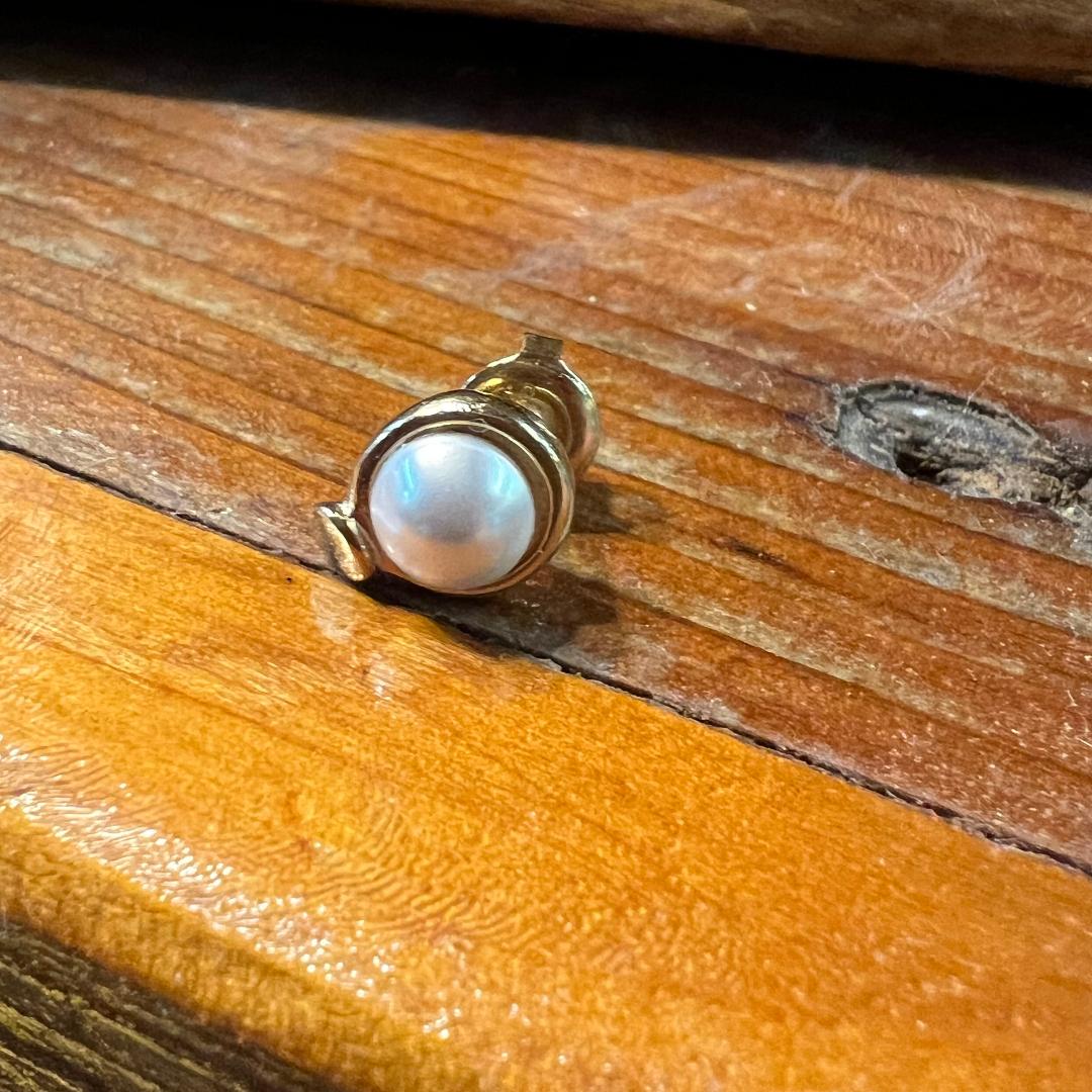 White Pearl Gold Stud