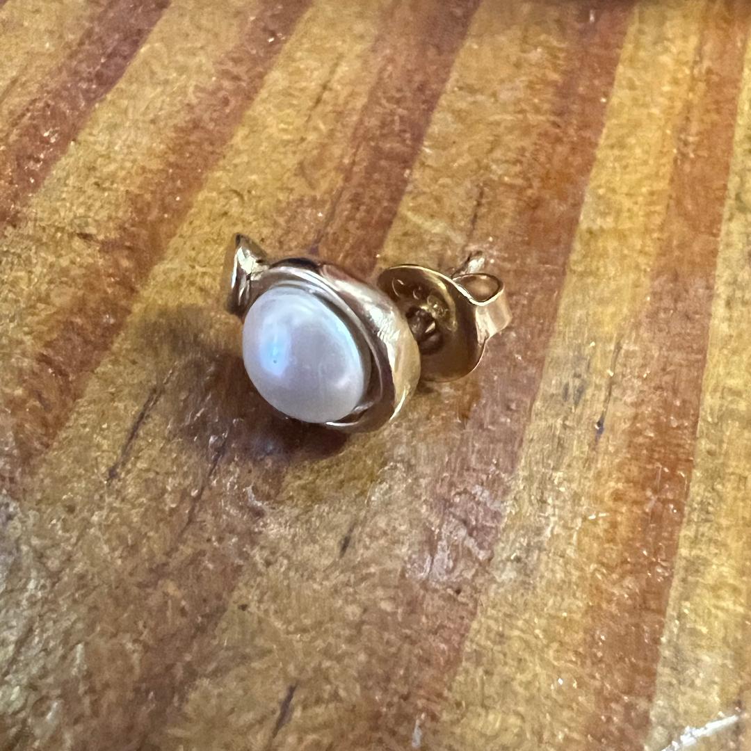 White Pearl Gold Stud