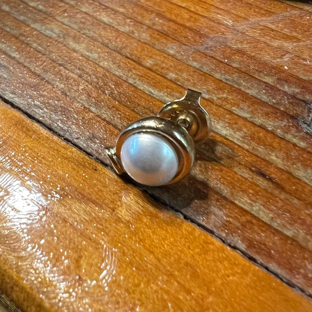 White Pearl Gold Stud